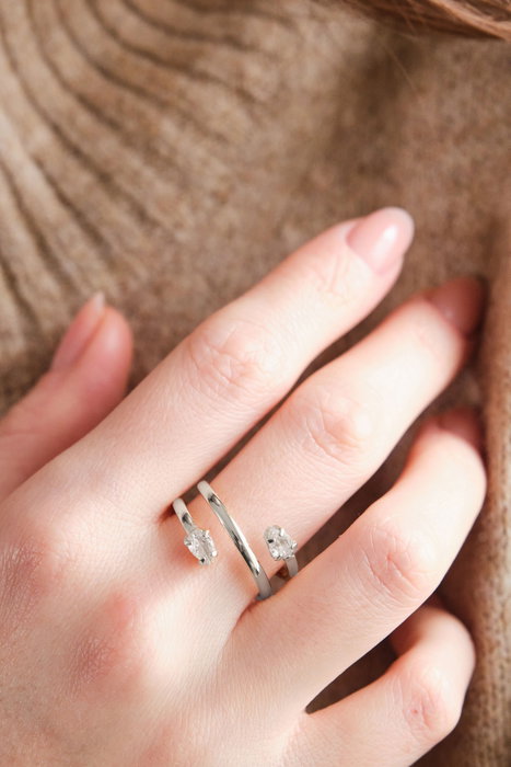 Heliophilia Silver Anillo de Latón con Piedra de Circón Plata